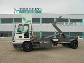 Gereed voor aflevering een Terberg 4x2 Container Carrier voorzien van een nieuw 30 tons haakarmsysteem van VDL Container Systems bv
